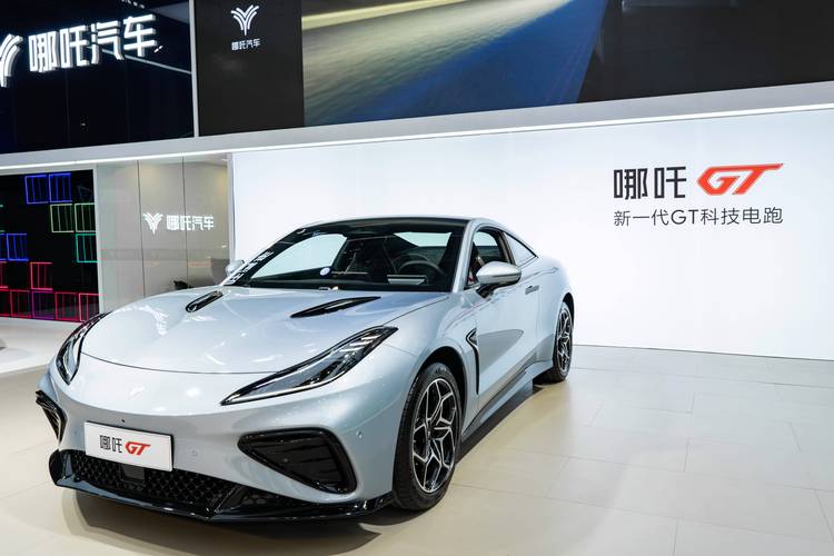 佛山88哪吒汽车在智能汽车领域的表现，领途汽车在新能源汽车市场中的影响力